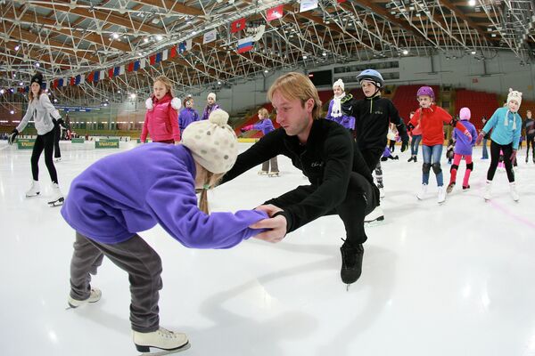 Евгений Плющенко проводит мастер-класс на льду для московских школьников