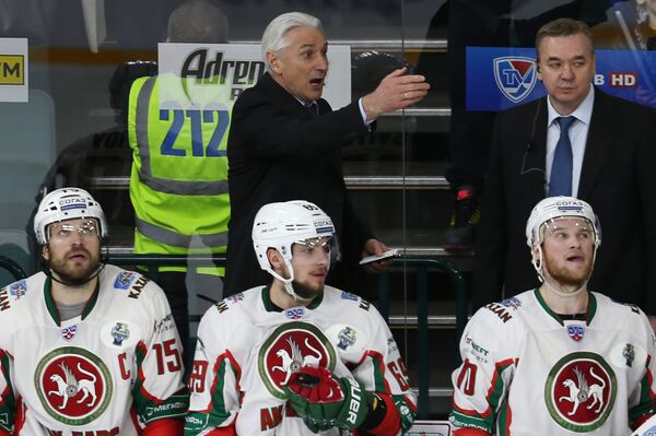 Главный тренер ХК Ак Барс Зинэтула Билялетдинов (на втором плане слева)