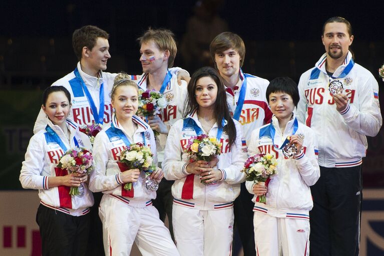 Российские фигуристы Елизавета Туктамышева, Елена Радионова, Елена Ильиных, Юко Кавагути (слева направо на первом плане), Максим Ковтун, Сергей Воронов, Руслан Жиганшин, Александр Смирнов (слева направо на втором плане) Российские фигуристы Елизавета Туктамышева, Елена Радионова, Елена Ильиных, Юко Кавагути (слева направо на первом плане), Максим Ковтун, Сергей Воронов, Руслан Жиганшин, Александр Смирнов (слева направо на втором плане)