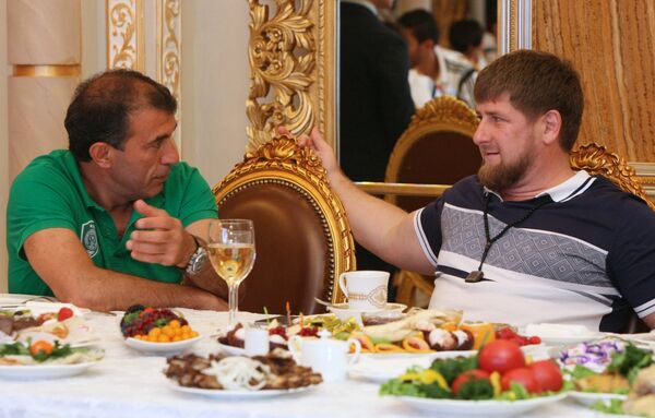 Глава Чеченской Республики Рамзан Кадыров (справа) и главный тренер республиканского футбольного клуба Терек Рашид Рахимов