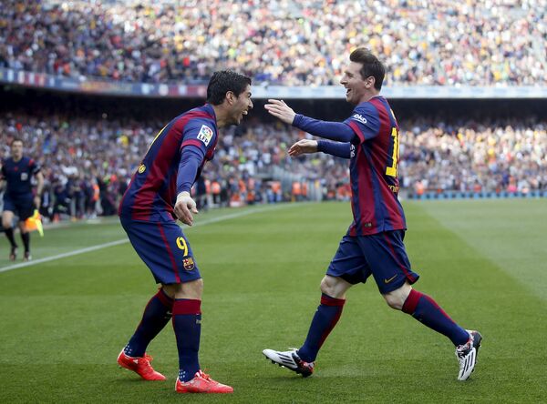 Футболисты Барселоны Лионель Месси и Луис Суарес радуются забитому мячу