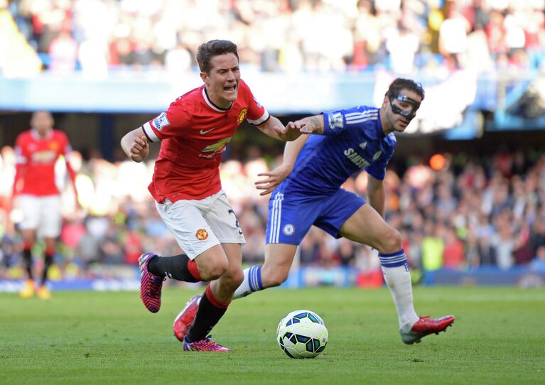 Полузащитник Манчестер Юнайтед Андер Эррера и полузащитник Челси Сеск Фабрегас (справа) Полузащитник Манчестер Юнайтед Андер Эррера и полузащитник Челси Сеск Фабрегас (справа)