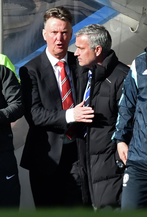 Главный тренер Манчестер Юнайтед Луи Ван Гал и главный тренер Челси Жозе Моуринью (слева направо)