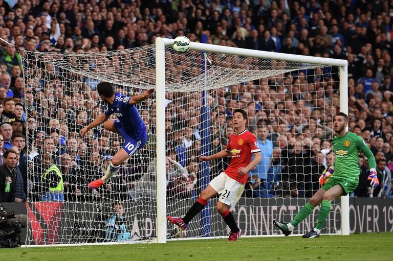 Полузащитник Челси Эден Азар, полузащитник Манчестер Юнайтед Андер Эррера и вратарь манкунианского клуба Давид Де Хеа (слева направо) Полузащитник Челси Эден Азар, полузащитник Манчестер Юнайтед Андер Эррера и вратарь манкунианского клуба Давид Де Хеа (слева направо)