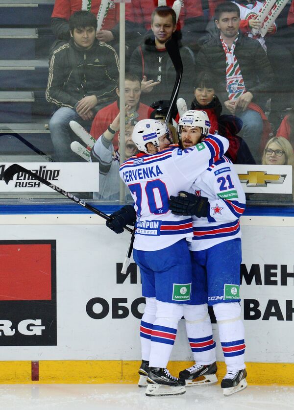 Хоккеисты СКА Роман Червенка (слева) и Джимми Эрикссон радуются заброшенной шайбе