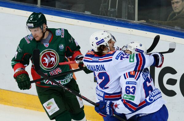 Хоккеисты СКА Артемий Панарин (в центре) и Евгений Дадонов (справа) радуются заброшенной шайбе