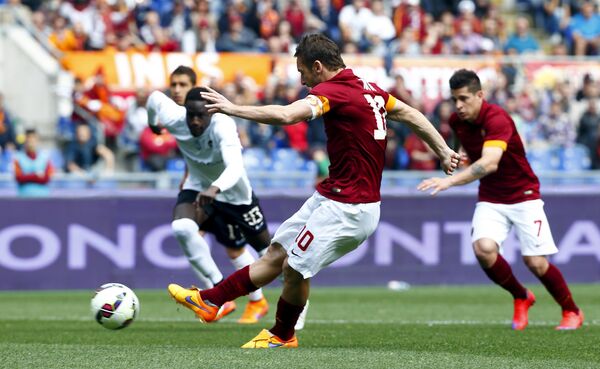 Капитан Ромы Франческо Тотти забивает гол с пенальти в матче с Аталантой