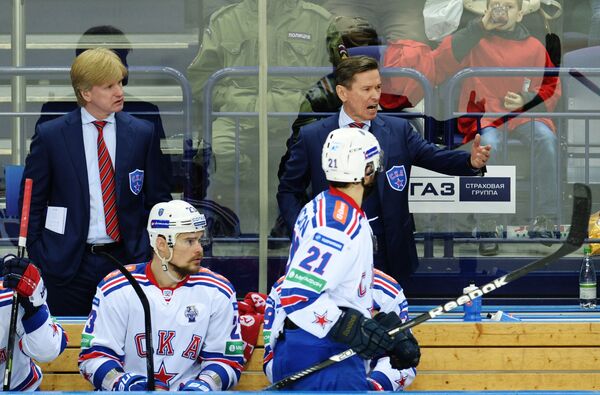 Тренер СКА Николай Борщевский (слева на втором плане) и главный тренер СКА Вячеслав Быков (справа на втором плане)