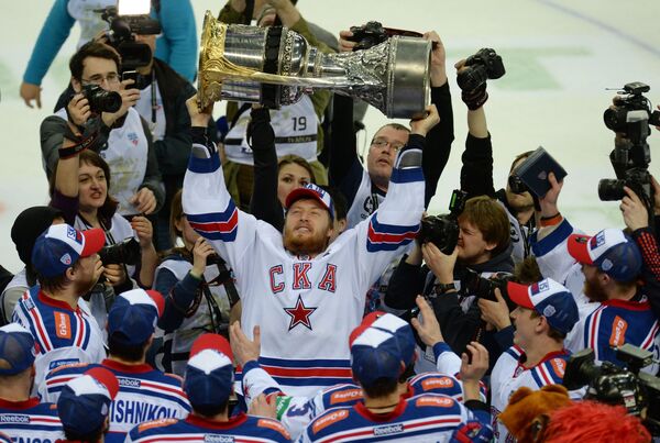 Хоккеисты СКА, ставшие обладателями Кубка Гагарина Континентальной хоккейной лиги сезона 2014-2015, радуются победе во время церемонии награждения
