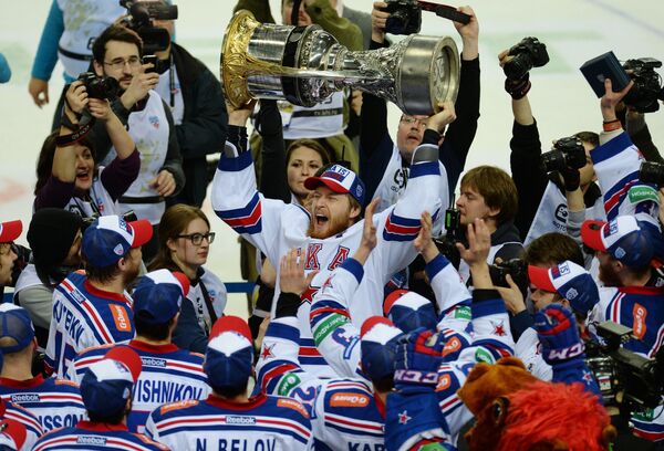 Хоккеисты СКА, ставшие обладателями Кубка Гагарина Континентальной хоккейной лиги сезона 2014-2015