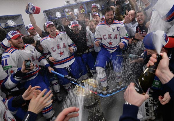 Хоккеисты СКА празднуют победу после церемонии награждения