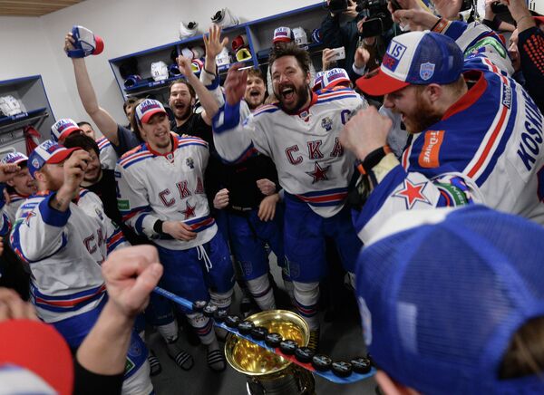 Хоккеисты СКА празднуют победу после церемонии награждения