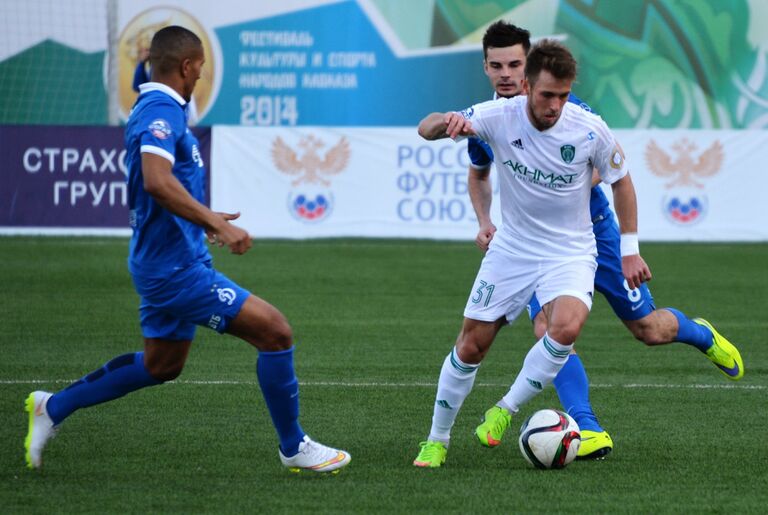 Защитник Динамо Вильям Ванкёр, полузащитник Терека Мацей Рыбусь и полузащитник Динамо Артур Юсупов (слева направо)