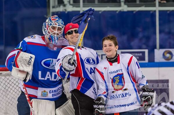Матч между хоккеистами Лады и болельщиками тольяттинской команды