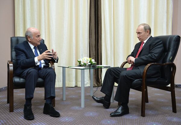 Президент России Владимир Путин (справа) и президент ФИФА Йозеф Блаттер во время встречи в Олимпийском парке в Сочи