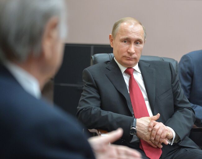 Президент России Владимир Путин (справа) и президент ФИФА Йозеф Блаттер во время встречи в Олимпийском парке в Сочи