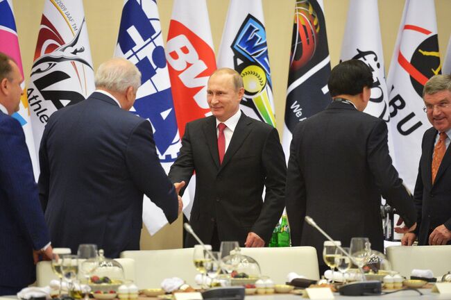Владимир Путин (в центре)