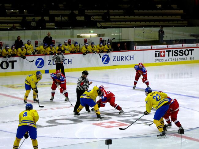 Игровой момент матча ЮЧМ Россия - Швеция
