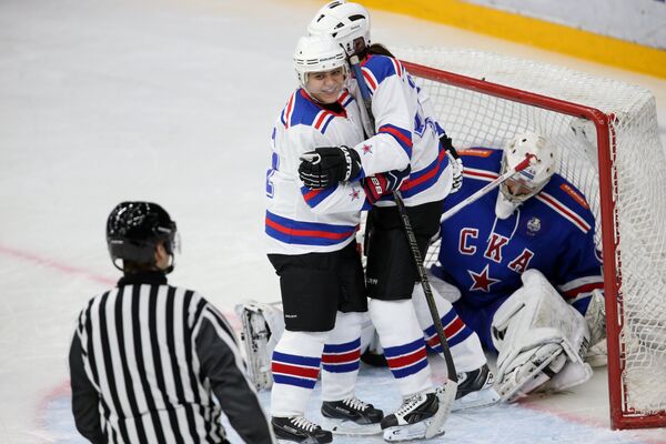 Игроки команды Питер радуются забитой шайбе в товарищеском матче по хоккею между командами Ленинград и Питер