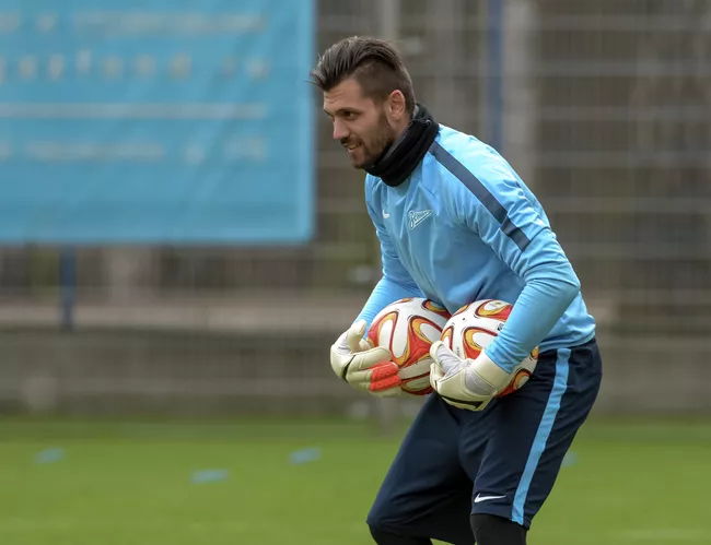 Вратарь Зенита Юрий Лодыгин