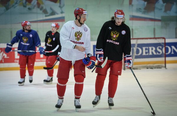 Хоккеисты сборной России Виктор Антипин (слева) и Виктор Тихонов