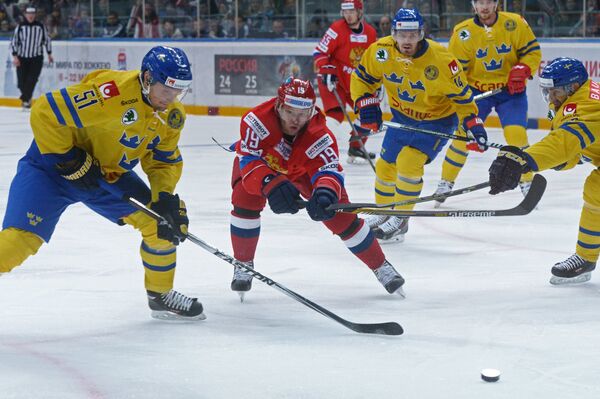 Защитник сборной Швеции Юнас Анелёв и нападающий сборной России Денис Кокарев (слева направо)