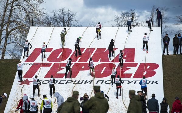 Участники массового военно-спортивного мероприятия Гонка героев преодолевают препятствие на военном полигоне Алабино Таманской мотострелковой дивизии в Московской области