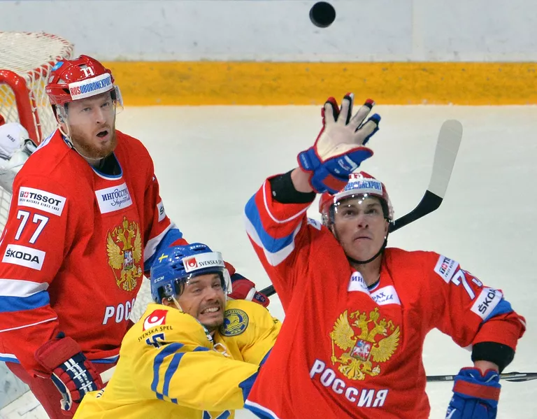 Игроки сборной России Антон Белов (слева) и Максим Чудинов (справа) и форвард сборной Швеции Юаким Линдстрём Игроки сборной России Антон Белов (слева) и Максим Чудинов (справа) и форвард сборной Швеции Юаким Линдстрём