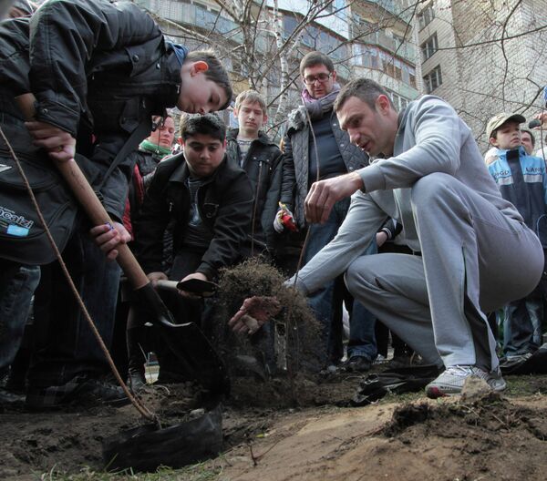 Бывший боксер Виталий Кличко сажает дерево в Парке Космонавтов в Оболонском районе