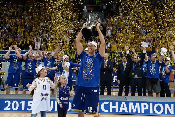 Капитан команды БК Химки Сергей Моня (в центре) с дочерьми на церемонии награждения после победы в финальном матче Кубка Европы по баскетболу