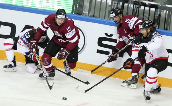Форвард сборной Канады Тайлер Эннис, хоккеисты сборной Латвии Гунтис Галвиньш, Лаурис Дарзиньш, нападающий сборной Канады Клод Жиру (слева направо)