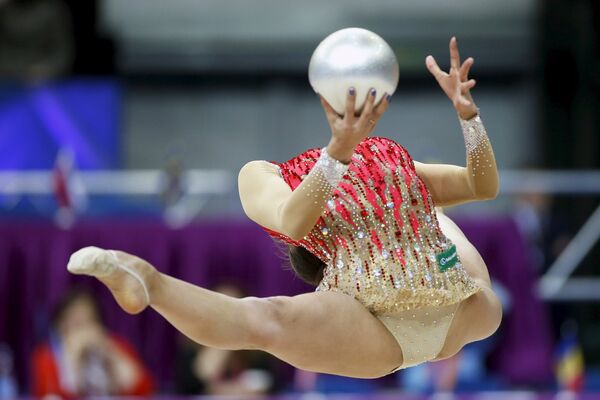 Маргарита Мамун выступает на чемпионате Европы по художественной гимнастике в Минске