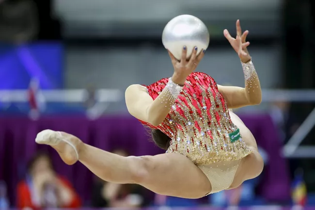 Маргарита Мамун выступает на чемпионате Европы по художественной гимнастике в Минске