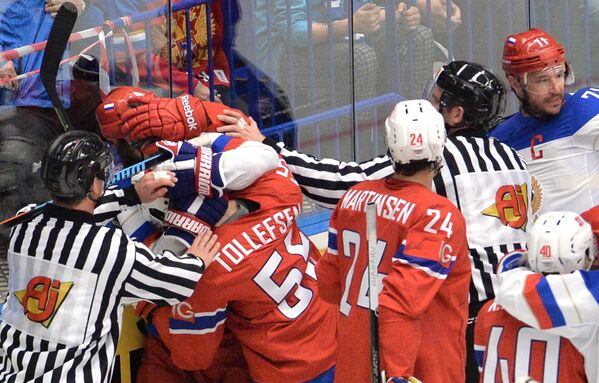 Конфликт между игроками в матче группового раунда чемпионата мира по хоккею 2015 между сборными командами России и Норвегии