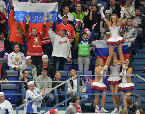 Российские болельщики в матче группового раунда чемпионата мира по хоккею 2015 между сборными командами России и Норвегии