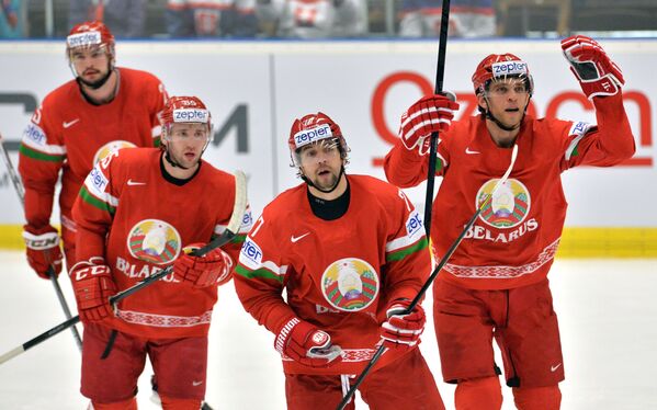 Игроки сборной Белоруссии радуются победе