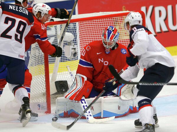 Игровой момент матча между сборными Норвегии и США