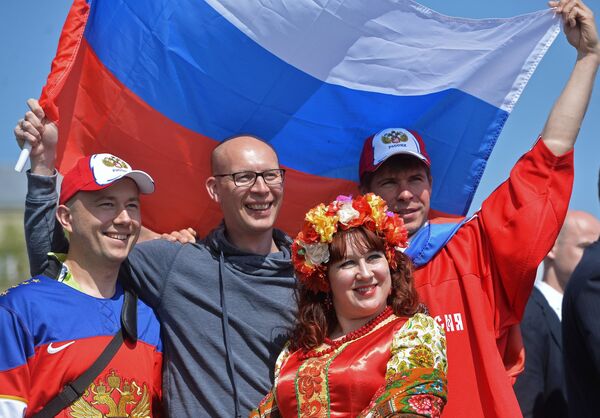 Болельщики сборной России перед началом матча группового раунда чемпионата мира по хоккею 2015