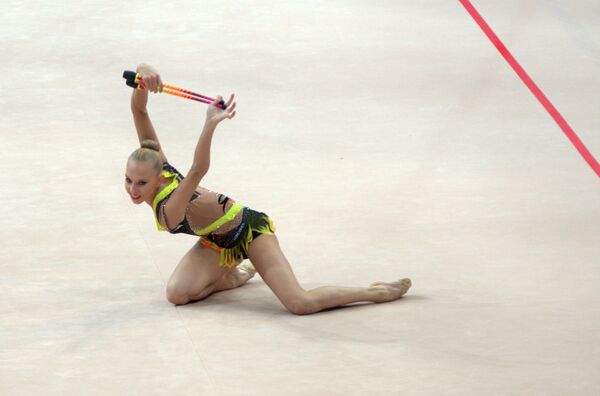 Яна Кудрявцева выступает на чемпионате Европы по художественной гимнастике