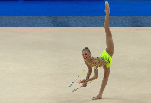 Александра Солдатова выступает на чемпионате Европы по художественной гимнастике
