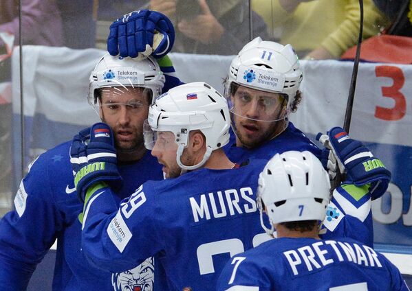 Хоккеисты сборной Словении Анже Копитар, Ян Муршак (справа налево) радуются заброшенной шайбе