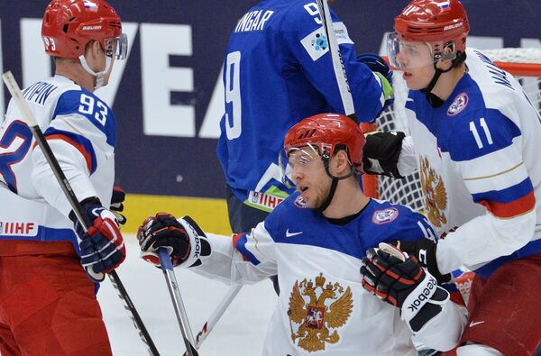 Хоккеисты сборной России Виктор Антипин, Евгений Малкин, Николай Кулёмин (справа налево)