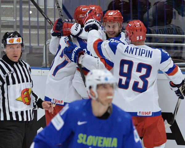 Хоккеисты сборной России Евгений Дадонов (в центре) радуются заброшенной шайбе