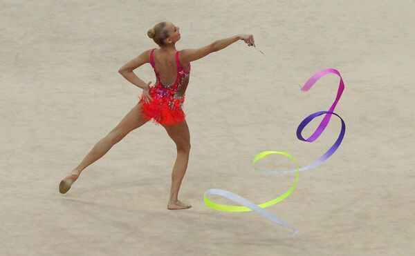 Яна Кудрявцева выступает на чемпионате Европы по художественной гимнастике