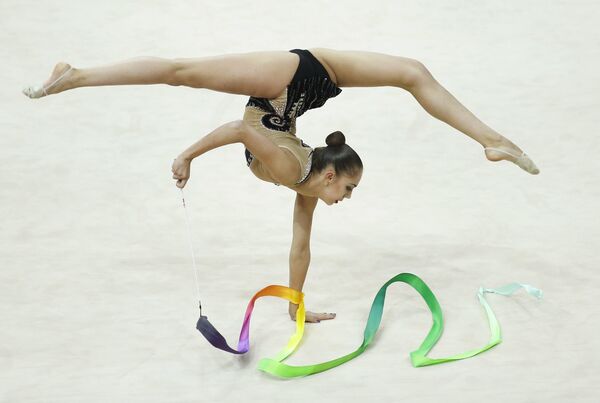 Маргарита Мамун выступает на чемпионате Европы по художественной гимнастике в Минске