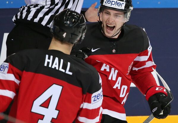 Хоккеисты сборной Канады Тейлор Холл (слева) и Мэтт Дюшейн радуются заброшенной шайбе