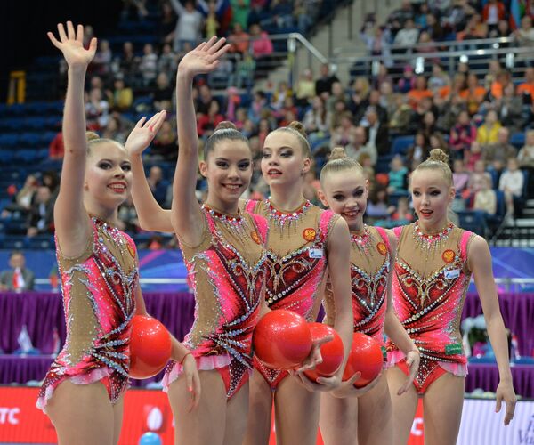 Гимнастки сборной России после выполнения групповых упражнений с пятью мячами