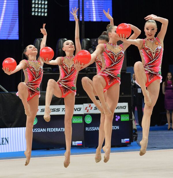 Гимнастки сборной России выполняют групповые упражнения с пятью мячами