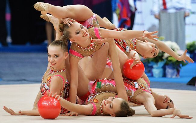 Гимнастки сборной России выполняют групповые упражнения с пятью мячами