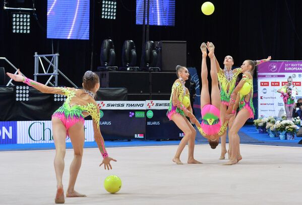 Гимнастки сборной Белоруссии выполняют групповые упражнения с пятью мячами